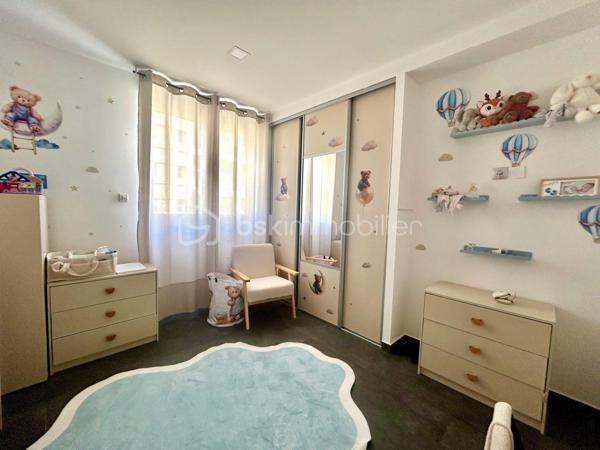 Ajaccio - Quartier "Les Padules" - Votre conseillère BSK Immobilier a le plaisir de vous proposer, ce magnifique T3 traversant au 3ᵉ étage d'une résidence sécurisée avec barrière d'accès, digicode et ascenseur. Il bénéficie d'un emplacement privilégié, à quelques minutes à pied du centre-ville d'Ajaccio, dans un quartier dynamique en plein essor. 
À proximité immédiate des commerces, supermarchés, centres médicaux et transports en commun, cet appartement est idéal pour une résidence principale ou un investissement.

Entièrement rénové avec des matériaux de qualité (électricité, plomberie, sols, murs et isolation), il offre des prestations haut de gamme. 
Lumineux et fonctionnel, il comprend un vaste séjour / salle à manger ouvrant sur une terrasse vitrée et aménagée, une cuisine équipée, deux chambres avec placards, une salle de bains avec douche et baignoire.
Une place de parking privative et une cave complètent ce bien.

Prestations : résidence sécurisée, climatisation réversible, double-vitrages, cuisine équipée, électricité aux normes, isolation renforcée, parking privatif, cave, immeuble récemment ravalé avec étanchéité refaite.
L'appartement peut être vendu entièrement meublé.
Aucun travaux à prévoir, il ne vous reste plus qu'à poser vos valises.

Pour toute information et visite contactez Pierrine MURRONI : 0617092828