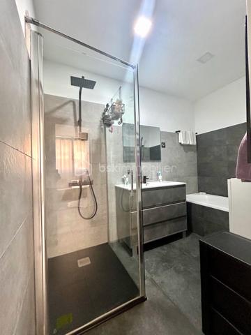 Ajaccio - Quartier "Les Padules" - Votre conseillère BSK Immobilier a le plaisir de vous proposer, ce magnifique T3 traversant au 3ᵉ étage d'une résidence sécurisée avec barrière d'accès, digicode et ascenseur. Il bénéficie d'un emplacement privilégié, à quelques minutes à pied du centre-ville d'Ajaccio, dans un quartier dynamique en plein essor. 
À proximité immédiate des commerces, supermarchés, centres médicaux et transports en commun, cet appartement est idéal pour une résidence principale ou un investissement.

Entièrement rénové avec des matériaux de qualité (électricité, plomberie, sols, murs et isolation), il offre des prestations haut de gamme. 
Lumineux et fonctionnel, il comprend un vaste séjour / salle à manger ouvrant sur une terrasse vitrée et aménagée, une cuisine équipée, deux chambres avec placards, une salle de bains avec douche et baignoire.
Une place de parking privative et une cave complètent ce bien.

Prestations : résidence sécurisée, climatisation réversible, double-vitrages, cuisine équipée, électricité aux normes, isolation renforcée, parking privatif, cave, immeuble récemment ravalé avec étanchéité refaite.
L'appartement peut être vendu entièrement meublé.
Aucun travaux à prévoir, il ne vous reste plus qu'à poser vos valises.

Pour toute information et visite contactez Pierrine MURRONI : 0617092828