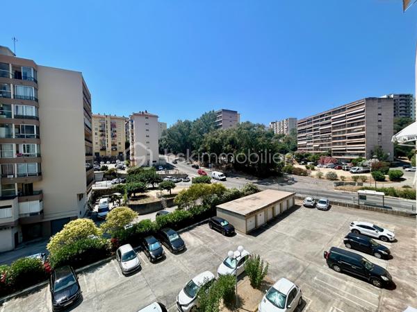 Ajaccio - Quartier "Les Padules" - Votre conseillère BSK Immobilier a le plaisir de vous proposer, ce magnifique T3 traversant au 3ᵉ étage d'une résidence sécurisée avec barrière d'accès, digicode et ascenseur. Il bénéficie d'un emplacement privilégié, à quelques minutes à pied du centre-ville d'Ajaccio, dans un quartier dynamique en plein essor. 
À proximité immédiate des commerces, supermarchés, centres médicaux et transports en commun, cet appartement est idéal pour une résidence principale ou un investissement.

Entièrement rénové avec des matériaux de qualité (électricité, plomberie, sols, murs et isolation), il offre des prestations haut de gamme. 
Lumineux et fonctionnel, il comprend un vaste séjour / salle à manger ouvrant sur une terrasse vitrée et aménagée, une cuisine équipée, deux chambres avec placards, une salle de bains avec douche et baignoire.
Une place de parking privative et une cave complètent ce bien.

Prestations : résidence sécurisée, climatisation réversible, double-vitrages, cuisine équipée, électricité aux normes, isolation renforcée, parking privatif, cave, immeuble récemment ravalé avec étanchéité refaite.
L'appartement peut être vendu entièrement meublé.
Aucun travaux à prévoir, il ne vous reste plus qu'à poser vos valises.

Pour toute information et visite contactez Pierrine MURRONI : 0617092828