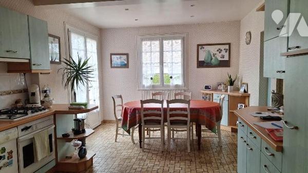 A Vendre, à ERNEE (53500), en Mayenne.
Maison d'habitation, comprenant :
- au rez de chaussée...