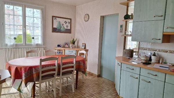A Vendre, à ERNEE (53500), en Mayenne.
Maison d'habitation, comprenant :
- au rez de chaussée...