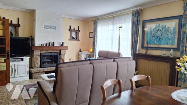 A Vendre, à ERNEE (53500), en Mayenne.
Maison d'habitation, comprenant :
- au rez de chaussée...