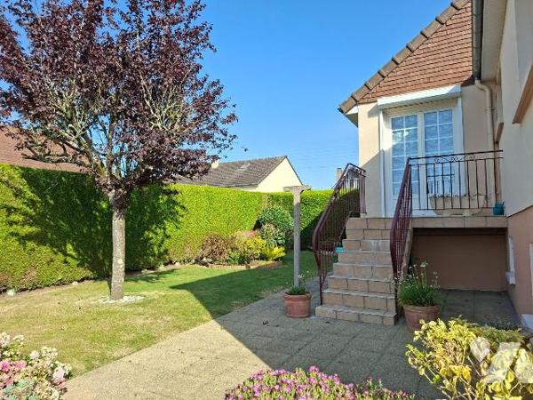A Vendre, à ERNEE (53500), en Mayenne.
Maison d'habitation, équipée de panneaux photovoltaïque...