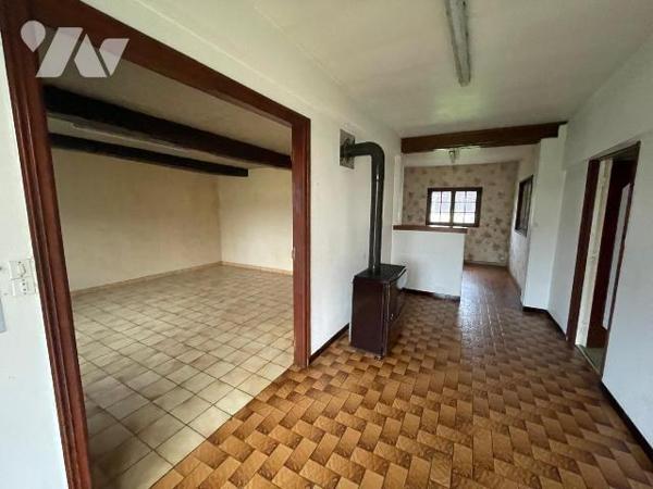 Maison à renover comprenant : Une entrée, une cuisine, un séjour, un WC, une chambre.
Annexes ...
