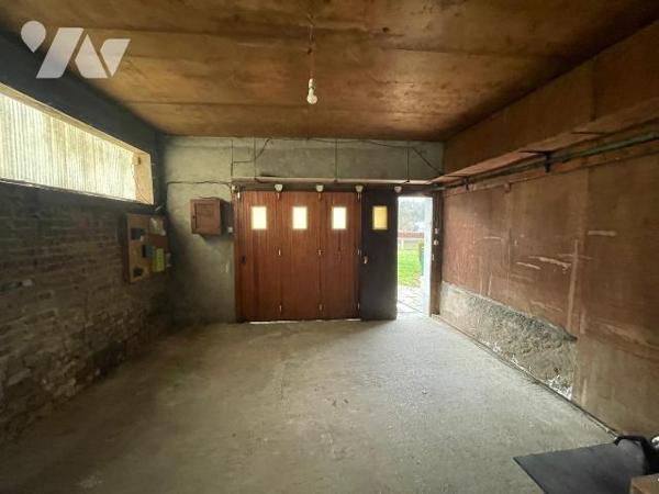 Maison à renover comprenant : Une entrée, une cuisine, un séjour, un WC, une chambre.
Annexes ...