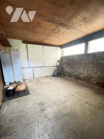 Maison à renover comprenant : Une entrée, une cuisine, un séjour, un WC, une chambre.
Annexes ...