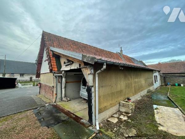 Maison à renover comprenant : Une entrée, une cuisine, un séjour, un WC, une chambre.
Annexes ...