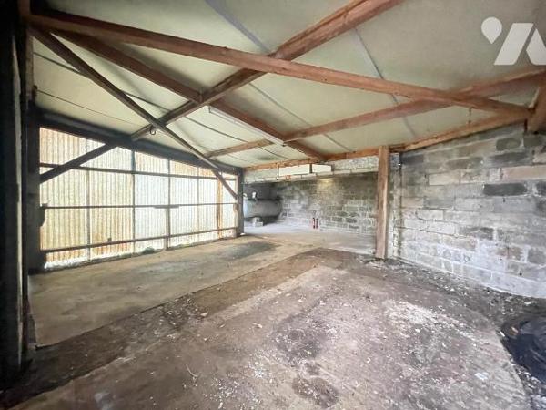 Maison à renover comprenant : Une entrée, une cuisine, un séjour, un WC, une chambre.
Annexes ...