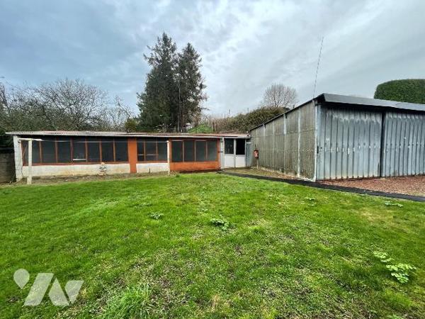 Maison à renover comprenant : Une entrée, une cuisine, un séjour, un WC, une chambre.
Annexes ...