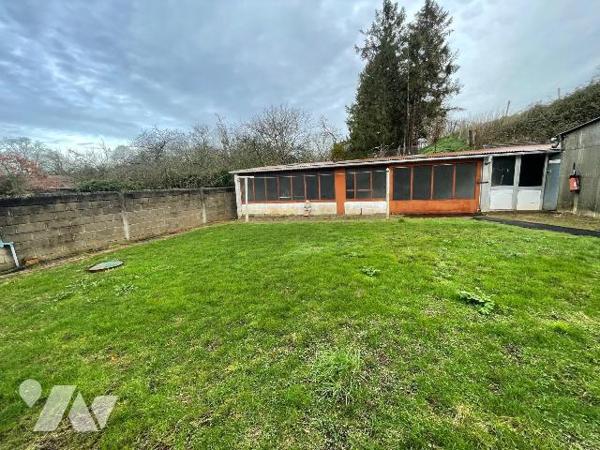 Maison à renover comprenant : Une entrée, une cuisine, un séjour, un WC, une chambre.
Annexes ...