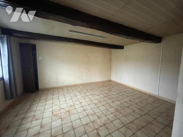 Maison à renover comprenant : Une entrée, une cuisine, un séjour, un WC, une chambre.
Annexes ...