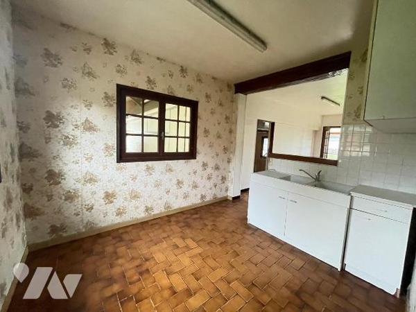 Maison à renover comprenant : Une entrée, une cuisine, un séjour, un WC, une chambre.
Annexes ...