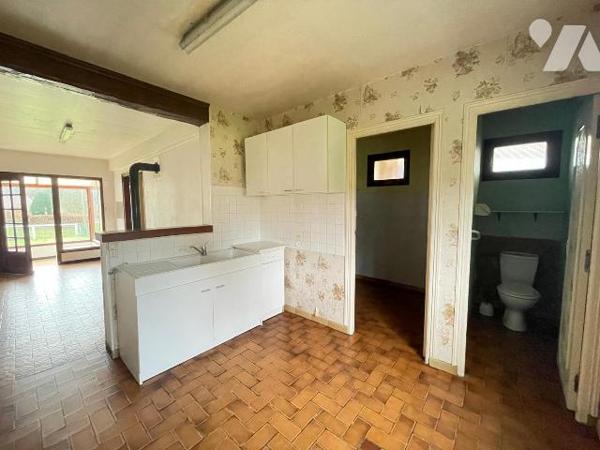 Maison à renover comprenant : Une entrée, une cuisine, un séjour, un WC, une chambre.
Annexes ...