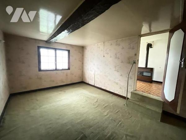 Maison à renover comprenant : Une entrée, une cuisine, un séjour, un WC, une chambre.
Annexes ...
