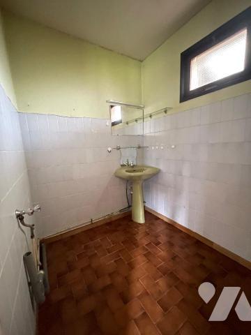 Maison à renover comprenant : Une entrée, une cuisine, un séjour, un WC, une chambre.
Annexes ...