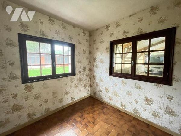 Maison à renover comprenant : Une entrée, une cuisine, un séjour, un WC, une chambre.
Annexes ...