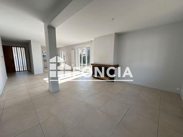 Location Maison 5 pièces 165 m² - 3 RUE HELENE Neuville Sur Saone 69250