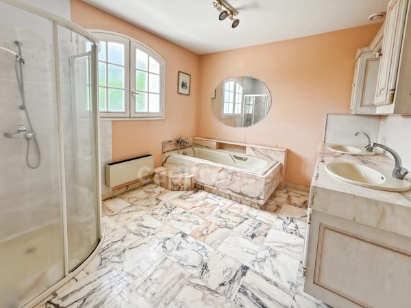 YVRE L'EVEQUE (72) côté Prémartine Maison sur sous sol 4 chambres et un bureau sur 6 800 m2