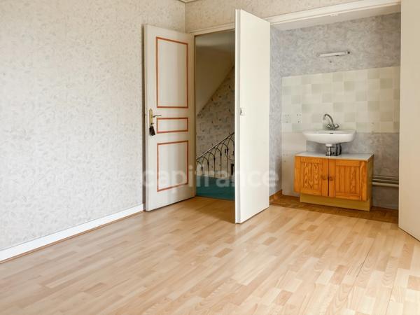YVRE L'EVEQUE (72) côté Prémartine Maison sur sous sol 4 chambres et un bureau sur 6 800 m2