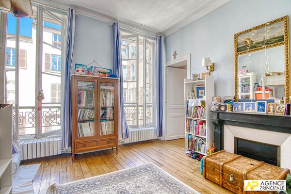 Versailles Notre-Dame Appartement 5 pièces 148 M² situé au 2ème étage d'un immeuble ancien avec cave et chambre de service de 17.73 m² au sol en option €1 210 000 ** - Référence 25766