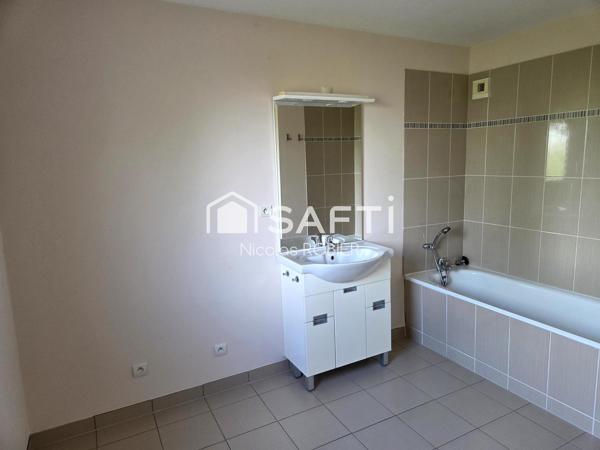 Maison individuelle non mitoyenne trois chambres, garage, jardin clos proche toutes commodités