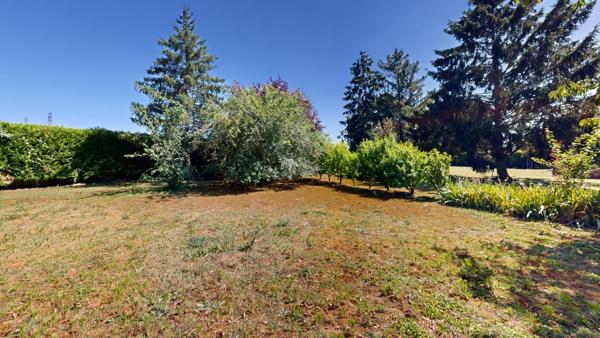 Maison avec dépendances et terrain constructible à Toury