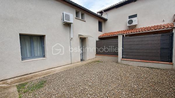 Au cœur du village de Caudecoste, découvrez cette agréable maison de bourg d'environ 115 m², idéalement située à deux pas des commerces, des écoles et des services. Un emplacement recherché qui permet de profiter pleinement de la vie de village tout en restant à proximité des grands axes.

Dès l'entrée, vous découvrirez un hall desservant une cuisine indépendante de 15,5 m², une pièce de vie lumineuse de 24 m² comprenant un salon et une salle à manger, agrémentée d'un poêle à granulés Moretti de 9,5 kW (installé il y a 9 ans), idéal pour un chauffage économique et confortable. Le rez-de-chaussée dispose également d'une salle d'eau avec WC.

À l'étage, l'espace nuit offre quatre chambres de belles dimensions (environ 10,6 à 14 m²), une salle de bain, un WC indépendant ainsi qu'une dépendance de 7,5 m² pouvant servir de rangement, d'atelier ou de bureau selon vos besoins. Le plancher de l'étage est en hourdis  Le chauffage est assuré par des radiateurs électriques .

À l'extérieur, vous profiterez d'une cour entièrement clôturée d'environ 48 m², fermée par un portail, parfait pour les repas en extérieur ou pour créer un espace détente sans les contraintes d'un grand jardin.

Un garage de 25,5 m² complète ce bien.

Une maison idéale pour une famille souhaitant profiter de toutes les commodités à pied ou pour un projet de résidence principale alliant espace, confort et praticité.

À découvrir sans tarder !