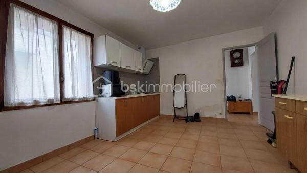 Au cœur du village de Caudecoste, découvrez cette agréable maison de bourg d'environ 115 m², idéalement située à deux pas des commerces, des écoles et des services. Un emplacement recherché qui permet de profiter pleinement de la vie de village tout en restant à proximité des grands axes.

Dès l'entrée, vous découvrirez un hall desservant une cuisine indépendante de 15,5 m², une pièce de vie lumineuse de 24 m² comprenant un salon et une salle à manger, agrémentée d'un poêle à granulés Moretti de 9,5 kW (installé il y a 9 ans), idéal pour un chauffage économique et confortable. Le rez-de-chaussée dispose également d'une salle d'eau avec WC.

À l'étage, l'espace nuit offre quatre chambres de belles dimensions (environ 10,6 à 14 m²), une salle de bain, un WC indépendant ainsi qu'une dépendance de 7,5 m² pouvant servir de rangement, d'atelier ou de bureau selon vos besoins. Le plancher de l'étage est en hourdis  Le chauffage est assuré par des radiateurs électriques .

À l'extérieur, vous profiterez d'une cour entièrement clôturée d'environ 48 m², fermée par un portail, parfait pour les repas en extérieur ou pour créer un espace détente sans les contraintes d'un grand jardin.

Un garage de 25,5 m² complète ce bien.

Une maison idéale pour une famille souhaitant profiter de toutes les commodités à pied ou pour un projet de résidence principale alliant espace, confort et praticité.

À découvrir sans tarder !