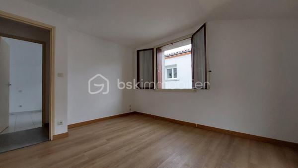 Au cœur du village de Caudecoste, découvrez cette agréable maison de bourg d'environ 115 m², idéalement située à deux pas des commerces, des écoles et des services. Un emplacement recherché qui permet de profiter pleinement de la vie de village tout en restant à proximité des grands axes.

Dès l'entrée, vous découvrirez un hall desservant une cuisine indépendante de 15,5 m², une pièce de vie lumineuse de 24 m² comprenant un salon et une salle à manger, agrémentée d'un poêle à granulés Moretti de 9,5 kW (installé il y a 9 ans), idéal pour un chauffage économique et confortable. Le rez-de-chaussée dispose également d'une salle d'eau avec WC.

À l'étage, l'espace nuit offre quatre chambres de belles dimensions (environ 10,6 à 14 m²), une salle de bain, un WC indépendant ainsi qu'une dépendance de 7,5 m² pouvant servir de rangement, d'atelier ou de bureau selon vos besoins. Le plancher de l'étage est en hourdis  Le chauffage est assuré par des radiateurs électriques .

À l'extérieur, vous profiterez d'une cour entièrement clôturée d'environ 48 m², fermée par un portail, parfait pour les repas en extérieur ou pour créer un espace détente sans les contraintes d'un grand jardin.

Un garage de 25,5 m² complète ce bien.

Une maison idéale pour une famille souhaitant profiter de toutes les commodités à pied ou pour un projet de résidence principale alliant espace, confort et praticité.

À découvrir sans tarder !