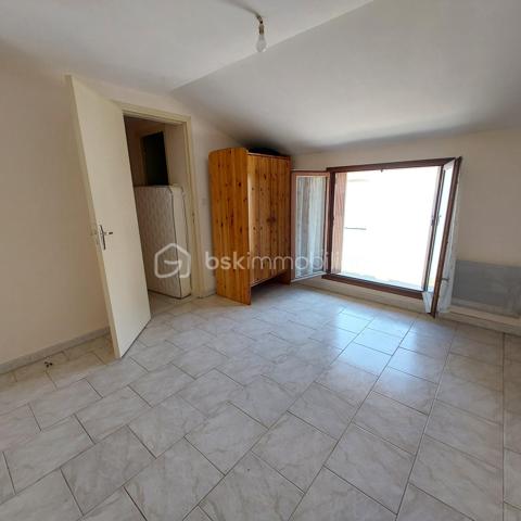 Au cœur du village de Caudecoste, découvrez cette agréable maison de bourg d'environ 115 m², idéalement située à deux pas des commerces, des écoles et des services. Un emplacement recherché qui permet de profiter pleinement de la vie de village tout en restant à proximité des grands axes.

Dès l'entrée, vous découvrirez un hall desservant une cuisine indépendante de 15,5 m², une pièce de vie lumineuse de 24 m² comprenant un salon et une salle à manger, agrémentée d'un poêle à granulés Moretti de 9,5 kW (installé il y a 9 ans), idéal pour un chauffage économique et confortable. Le rez-de-chaussée dispose également d'une salle d'eau avec WC.

À l'étage, l'espace nuit offre quatre chambres de belles dimensions (environ 10,6 à 14 m²), une salle de bain, un WC indépendant ainsi qu'une dépendance de 7,5 m² pouvant servir de rangement, d'atelier ou de bureau selon vos besoins. Le plancher de l'étage est en hourdis  Le chauffage est assuré par des radiateurs électriques .

À l'extérieur, vous profiterez d'une cour entièrement clôturée d'environ 48 m², fermée par un portail, parfait pour les repas en extérieur ou pour créer un espace détente sans les contraintes d'un grand jardin.

Un garage de 25,5 m² complète ce bien.

Une maison idéale pour une famille souhaitant profiter de toutes les commodités à pied ou pour un projet de résidence principale alliant espace, confort et praticité.

À découvrir sans tarder !
