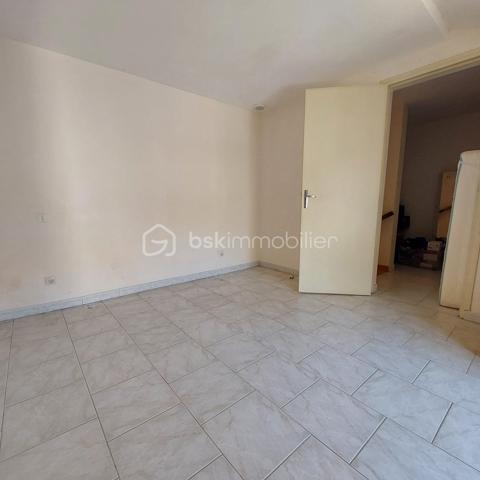 Au cœur du village de Caudecoste, découvrez cette agréable maison de bourg d'environ 115 m², idéalement située à deux pas des commerces, des écoles et des services. Un emplacement recherché qui permet de profiter pleinement de la vie de village tout en restant à proximité des grands axes.

Dès l'entrée, vous découvrirez un hall desservant une cuisine indépendante de 15,5 m², une pièce de vie lumineuse de 24 m² comprenant un salon et une salle à manger, agrémentée d'un poêle à granulés Moretti de 9,5 kW (installé il y a 9 ans), idéal pour un chauffage économique et confortable. Le rez-de-chaussée dispose également d'une salle d'eau avec WC.

À l'étage, l'espace nuit offre quatre chambres de belles dimensions (environ 10,6 à 14 m²), une salle de bain, un WC indépendant ainsi qu'une dépendance de 7,5 m² pouvant servir de rangement, d'atelier ou de bureau selon vos besoins. Le plancher de l'étage est en hourdis  Le chauffage est assuré par des radiateurs électriques .

À l'extérieur, vous profiterez d'une cour entièrement clôturée d'environ 48 m², fermée par un portail, parfait pour les repas en extérieur ou pour créer un espace détente sans les contraintes d'un grand jardin.

Un garage de 25,5 m² complète ce bien.

Une maison idéale pour une famille souhaitant profiter de toutes les commodités à pied ou pour un projet de résidence principale alliant espace, confort et praticité.

À découvrir sans tarder !