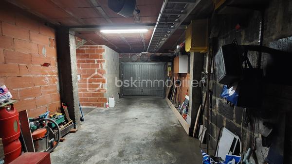 Au cœur du village de Caudecoste, découvrez cette agréable maison de bourg d'environ 115 m², idéalement située à deux pas des commerces, des écoles et des services. Un emplacement recherché qui permet de profiter pleinement de la vie de village tout en restant à proximité des grands axes.

Dès l'entrée, vous découvrirez un hall desservant une cuisine indépendante de 15,5 m², une pièce de vie lumineuse de 24 m² comprenant un salon et une salle à manger, agrémentée d'un poêle à granulés Moretti de 9,5 kW (installé il y a 9 ans), idéal pour un chauffage économique et confortable. Le rez-de-chaussée dispose également d'une salle d'eau avec WC.

À l'étage, l'espace nuit offre quatre chambres de belles dimensions (environ 10,6 à 14 m²), une salle de bain, un WC indépendant ainsi qu'une dépendance de 7,5 m² pouvant servir de rangement, d'atelier ou de bureau selon vos besoins. Le plancher de l'étage est en hourdis  Le chauffage est assuré par des radiateurs électriques .

À l'extérieur, vous profiterez d'une cour entièrement clôturée d'environ 48 m², fermée par un portail, parfait pour les repas en extérieur ou pour créer un espace détente sans les contraintes d'un grand jardin.

Un garage de 25,5 m² complète ce bien.

Une maison idéale pour une famille souhaitant profiter de toutes les commodités à pied ou pour un projet de résidence principale alliant espace, confort et praticité.

À découvrir sans tarder !