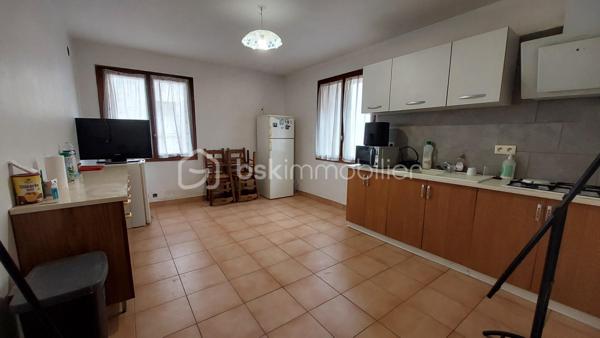 Au cœur du village de Caudecoste, découvrez cette agréable maison de bourg d'environ 115 m², idéalement située à deux pas des commerces, des écoles et des services. Un emplacement recherché qui permet de profiter pleinement de la vie de village tout en restant à proximité des grands axes.

Dès l'entrée, vous découvrirez un hall desservant une cuisine indépendante de 15,5 m², une pièce de vie lumineuse de 24 m² comprenant un salon et une salle à manger, agrémentée d'un poêle à granulés Moretti de 9,5 kW (installé il y a 9 ans), idéal pour un chauffage économique et confortable. Le rez-de-chaussée dispose également d'une salle d'eau avec WC.

À l'étage, l'espace nuit offre quatre chambres de belles dimensions (environ 10,6 à 14 m²), une salle de bain, un WC indépendant ainsi qu'une dépendance de 7,5 m² pouvant servir de rangement, d'atelier ou de bureau selon vos besoins. Le plancher de l'étage est en hourdis  Le chauffage est assuré par des radiateurs électriques .

À l'extérieur, vous profiterez d'une cour entièrement clôturée d'environ 48 m², fermée par un portail, parfait pour les repas en extérieur ou pour créer un espace détente sans les contraintes d'un grand jardin.

Un garage de 25,5 m² complète ce bien.

Une maison idéale pour une famille souhaitant profiter de toutes les commodités à pied ou pour un projet de résidence principale alliant espace, confort et praticité.

À découvrir sans tarder !