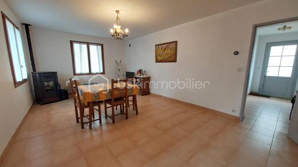 Au cœur du village de Caudecoste, découvrez cette agréable maison de bourg d'environ 115 m², idéalement située à deux pas des commerces, des écoles et des services. Un emplacement recherché qui permet de profiter pleinement de la vie de village tout en restant à proximité des grands axes.

Dès l'entrée, vous découvrirez un hall desservant une cuisine indépendante de 15,5 m², une pièce de vie lumineuse de 24 m² comprenant un salon et une salle à manger, agrémentée d'un poêle à granulés Moretti de 9,5 kW (installé il y a 9 ans), idéal pour un chauffage économique et confortable. Le rez-de-chaussée dispose également d'une salle d'eau avec WC.

À l'étage, l'espace nuit offre quatre chambres de belles dimensions (environ 10,6 à 14 m²), une salle de bain, un WC indépendant ainsi qu'une dépendance de 7,5 m² pouvant servir de rangement, d'atelier ou de bureau selon vos besoins. Le plancher de l'étage est en hourdis  Le chauffage est assuré par des radiateurs électriques .

À l'extérieur, vous profiterez d'une cour entièrement clôturée d'environ 48 m², fermée par un portail, parfait pour les repas en extérieur ou pour créer un espace détente sans les contraintes d'un grand jardin.

Un garage de 25,5 m² complète ce bien.

Une maison idéale pour une famille souhaitant profiter de toutes les commodités à pied ou pour un projet de résidence principale alliant espace, confort et praticité.

À découvrir sans tarder !