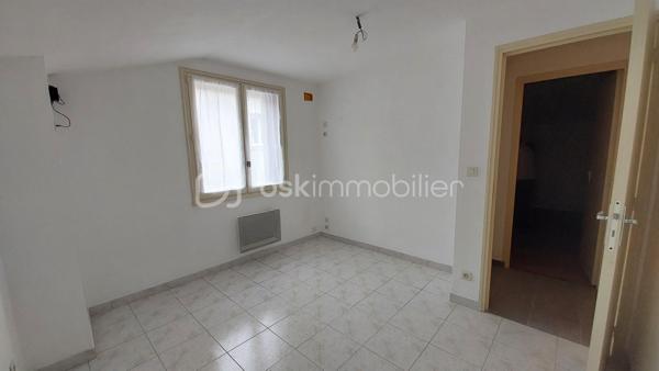 Au cœur du village de Caudecoste, découvrez cette agréable maison de bourg d'environ 115 m², idéalement située à deux pas des commerces, des écoles et des services. Un emplacement recherché qui permet de profiter pleinement de la vie de village tout en restant à proximité des grands axes.

Dès l'entrée, vous découvrirez un hall desservant une cuisine indépendante de 15,5 m², une pièce de vie lumineuse de 24 m² comprenant un salon et une salle à manger, agrémentée d'un poêle à granulés Moretti de 9,5 kW (installé il y a 9 ans), idéal pour un chauffage économique et confortable. Le rez-de-chaussée dispose également d'une salle d'eau avec WC.

À l'étage, l'espace nuit offre quatre chambres de belles dimensions (environ 10,6 à 14 m²), une salle de bain, un WC indépendant ainsi qu'une dépendance de 7,5 m² pouvant servir de rangement, d'atelier ou de bureau selon vos besoins. Le plancher de l'étage est en hourdis  Le chauffage est assuré par des radiateurs électriques .

À l'extérieur, vous profiterez d'une cour entièrement clôturée d'environ 48 m², fermée par un portail, parfait pour les repas en extérieur ou pour créer un espace détente sans les contraintes d'un grand jardin.

Un garage de 25,5 m² complète ce bien.

Une maison idéale pour une famille souhaitant profiter de toutes les commodités à pied ou pour un projet de résidence principale alliant espace, confort et praticité.

À découvrir sans tarder !