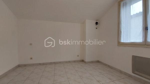 Au cœur du village de Caudecoste, découvrez cette agréable maison de bourg d'environ 115 m², idéalement située à deux pas des commerces, des écoles et des services. Un emplacement recherché qui permet de profiter pleinement de la vie de village tout en restant à proximité des grands axes.

Dès l'entrée, vous découvrirez un hall desservant une cuisine indépendante de 15,5 m², une pièce de vie lumineuse de 24 m² comprenant un salon et une salle à manger, agrémentée d'un poêle à granulés Moretti de 9,5 kW (installé il y a 9 ans), idéal pour un chauffage économique et confortable. Le rez-de-chaussée dispose également d'une salle d'eau avec WC.

À l'étage, l'espace nuit offre quatre chambres de belles dimensions (environ 10,6 à 14 m²), une salle de bain, un WC indépendant ainsi qu'une dépendance de 7,5 m² pouvant servir de rangement, d'atelier ou de bureau selon vos besoins. Le plancher de l'étage est en hourdis  Le chauffage est assuré par des radiateurs électriques .

À l'extérieur, vous profiterez d'une cour entièrement clôturée d'environ 48 m², fermée par un portail, parfait pour les repas en extérieur ou pour créer un espace détente sans les contraintes d'un grand jardin.

Un garage de 25,5 m² complète ce bien.

Une maison idéale pour une famille souhaitant profiter de toutes les commodités à pied ou pour un projet de résidence principale alliant espace, confort et praticité.

À découvrir sans tarder !