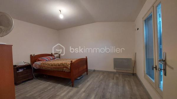 Au cœur du village de Caudecoste, découvrez cette agréable maison de bourg d'environ 115 m², idéalement située à deux pas des commerces, des écoles et des services. Un emplacement recherché qui permet de profiter pleinement de la vie de village tout en restant à proximité des grands axes.

Dès l'entrée, vous découvrirez un hall desservant une cuisine indépendante de 15,5 m², une pièce de vie lumineuse de 24 m² comprenant un salon et une salle à manger, agrémentée d'un poêle à granulés Moretti de 9,5 kW (installé il y a 9 ans), idéal pour un chauffage économique et confortable. Le rez-de-chaussée dispose également d'une salle d'eau avec WC.

À l'étage, l'espace nuit offre quatre chambres de belles dimensions (environ 10,6 à 14 m²), une salle de bain, un WC indépendant ainsi qu'une dépendance de 7,5 m² pouvant servir de rangement, d'atelier ou de bureau selon vos besoins. Le plancher de l'étage est en hourdis  Le chauffage est assuré par des radiateurs électriques .

À l'extérieur, vous profiterez d'une cour entièrement clôturée d'environ 48 m², fermée par un portail, parfait pour les repas en extérieur ou pour créer un espace détente sans les contraintes d'un grand jardin.

Un garage de 25,5 m² complète ce bien.

Une maison idéale pour une famille souhaitant profiter de toutes les commodités à pied ou pour un projet de résidence principale alliant espace, confort et praticité.

À découvrir sans tarder !