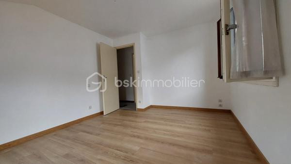 Au cœur du village de Caudecoste, découvrez cette agréable maison de bourg d'environ 115 m², idéalement située à deux pas des commerces, des écoles et des services. Un emplacement recherché qui permet de profiter pleinement de la vie de village tout en restant à proximité des grands axes.

Dès l'entrée, vous découvrirez un hall desservant une cuisine indépendante de 15,5 m², une pièce de vie lumineuse de 24 m² comprenant un salon et une salle à manger, agrémentée d'un poêle à granulés Moretti de 9,5 kW (installé il y a 9 ans), idéal pour un chauffage économique et confortable. Le rez-de-chaussée dispose également d'une salle d'eau avec WC.

À l'étage, l'espace nuit offre quatre chambres de belles dimensions (environ 10,6 à 14 m²), une salle de bain, un WC indépendant ainsi qu'une dépendance de 7,5 m² pouvant servir de rangement, d'atelier ou de bureau selon vos besoins. Le plancher de l'étage est en hourdis  Le chauffage est assuré par des radiateurs électriques .

À l'extérieur, vous profiterez d'une cour entièrement clôturée d'environ 48 m², fermée par un portail, parfait pour les repas en extérieur ou pour créer un espace détente sans les contraintes d'un grand jardin.

Un garage de 25,5 m² complète ce bien.

Une maison idéale pour une famille souhaitant profiter de toutes les commodités à pied ou pour un projet de résidence principale alliant espace, confort et praticité.

À découvrir sans tarder !