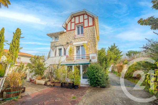 Maison à vendre  8 pièces - 200 m 2   SAUJON  - 17