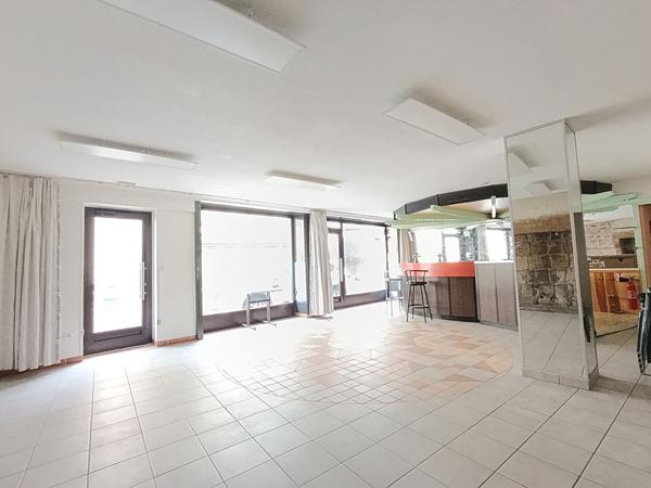 Immeubles de 344m² + dépendances. Idéal investissement locatif