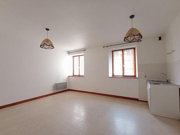 Immeubles de 344m² + dépendances. Idéal investissement locatif