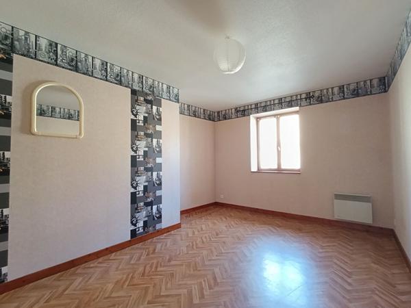 Immeubles de 344m² + dépendances. Idéal investissement locatif