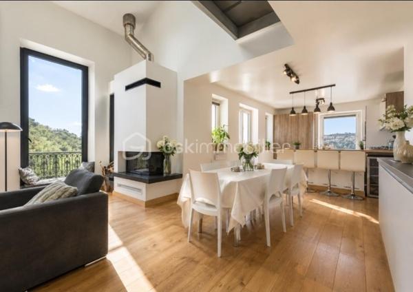 Au sein de la Villa Laetitia, découvrez ce duplex de caractère au 1er étage et dernier étage développant 95,84 m² Loi Carrez complétés par 36,93 m² hors Carrez. Un bien atypique offrant de beaux volumes, une belle luminosité et un véritable esprit maison.

Dès l'entrée, vous serez séduits par la vaste pièce de vie baignée de lumière. La belle hauteur sous plafond, les larges ouvertures, les fenêtres de toit et les vues sur la verdure créent une atmosphère chaleureuse et conviviale. Le séjour, agrémenté d'une cheminée à foyer fermé, s'ouvre sur une cuisine contemporaine avec îlot central, idéale pour partager de beaux moments en famille ou entre amis.

L'agencement a été pensé pour offrir confort et intimité à chacun. Le niveau principal accueille une agréable suite parentale avec sa salle d'eau privative. À l'étage, la mezzanine dessert deux chambres, un espace bureau ainsi qu'une grande salle de bains, créant un espace nuit parfaitement adapté à une vie de famille.

Le bien bénéficie également de deux places de stationnement privatives.

À quelques pas seulement de l'appartement, vous profiterez d'environ 400 m² de terrain privatif aménagé en restanques. Véritable écrin de verdure, cet espace offre de nombreuses possibilités d'aménagement : jardin méditerranéen, potager, espaces de détente ou de loisirs. Sous réserve des autorisations administratives nécessaires, l'installation d'une piscine pourra également être envisagée.

Côté confort, vous bénéficierez d'une climatisation réversible, d'une pompe à chaleur, d'une cheminée à foyer fermé ainsi que de nombreux espaces de rangement.

L'ensemble dégage une véritable personnalité et séduira les acquéreurs à la recherche d'un lieu de vie lumineux, chaleureux et plein de caractère, offrant le confort d'une maison tout en conservant les avantages d'un appartement.

Un bien rare aux volumes généreux, offrant un cadre de vie verdoyant à quelques minutes des commodités et des principaux axes de circulation.