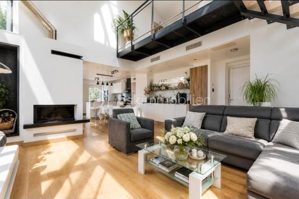 Au sein de la Villa Laetitia, découvrez ce duplex de caractère au 1er étage et dernier étage développant 95,84 m² Loi Carrez complétés par 36,93 m² hors Carrez. Un bien atypique offrant de beaux volumes, une belle luminosité et un véritable esprit maison.

Dès l'entrée, vous serez séduits par la vaste pièce de vie baignée de lumière. La belle hauteur sous plafond, les larges ouvertures, les fenêtres de toit et les vues sur la verdure créent une atmosphère chaleureuse et conviviale. Le séjour, agrémenté d'une cheminée à foyer fermé, s'ouvre sur une cuisine contemporaine avec îlot central, idéale pour partager de beaux moments en famille ou entre amis.

L'agencement a été pensé pour offrir confort et intimité à chacun. Le niveau principal accueille une agréable suite parentale avec sa salle d'eau privative. À l'étage, la mezzanine dessert deux chambres, un espace bureau ainsi qu'une grande salle de bains, créant un espace nuit parfaitement adapté à une vie de famille.

Le bien bénéficie également de deux places de stationnement privatives.

À quelques pas seulement de l'appartement, vous profiterez d'environ 400 m² de terrain privatif aménagé en restanques. Véritable écrin de verdure, cet espace offre de nombreuses possibilités d'aménagement : jardin méditerranéen, potager, espaces de détente ou de loisirs. Sous réserve des autorisations administratives nécessaires, l'installation d'une piscine pourra également être envisagée.

Côté confort, vous bénéficierez d'une climatisation réversible, d'une pompe à chaleur, d'une cheminée à foyer fermé ainsi que de nombreux espaces de rangement.

L'ensemble dégage une véritable personnalité et séduira les acquéreurs à la recherche d'un lieu de vie lumineux, chaleureux et plein de caractère, offrant le confort d'une maison tout en conservant les avantages d'un appartement.

Un bien rare aux volumes généreux, offrant un cadre de vie verdoyant à quelques minutes des commodités et des principaux axes de circulation.