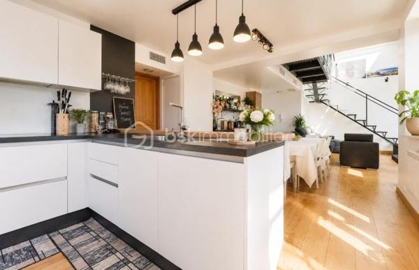 Au sein de la Villa Laetitia, découvrez ce duplex de caractère au 1er étage et dernier étage développant 95,84 m² Loi Carrez complétés par 36,93 m² hors Carrez. Un bien atypique offrant de beaux volumes, une belle luminosité et un véritable esprit maison.

Dès l'entrée, vous serez séduits par la vaste pièce de vie baignée de lumière. La belle hauteur sous plafond, les larges ouvertures, les fenêtres de toit et les vues sur la verdure créent une atmosphère chaleureuse et conviviale. Le séjour, agrémenté d'une cheminée à foyer fermé, s'ouvre sur une cuisine contemporaine avec îlot central, idéale pour partager de beaux moments en famille ou entre amis.

L'agencement a été pensé pour offrir confort et intimité à chacun. Le niveau principal accueille une agréable suite parentale avec sa salle d'eau privative. À l'étage, la mezzanine dessert deux chambres, un espace bureau ainsi qu'une grande salle de bains, créant un espace nuit parfaitement adapté à une vie de famille.

Le bien bénéficie également de deux places de stationnement privatives.

À quelques pas seulement de l'appartement, vous profiterez d'environ 400 m² de terrain privatif aménagé en restanques. Véritable écrin de verdure, cet espace offre de nombreuses possibilités d'aménagement : jardin méditerranéen, potager, espaces de détente ou de loisirs. Sous réserve des autorisations administratives nécessaires, l'installation d'une piscine pourra également être envisagée.

Côté confort, vous bénéficierez d'une climatisation réversible, d'une pompe à chaleur, d'une cheminée à foyer fermé ainsi que de nombreux espaces de rangement.

L'ensemble dégage une véritable personnalité et séduira les acquéreurs à la recherche d'un lieu de vie lumineux, chaleureux et plein de caractère, offrant le confort d'une maison tout en conservant les avantages d'un appartement.

Un bien rare aux volumes généreux, offrant un cadre de vie verdoyant à quelques minutes des commodités et des principaux axes de circulation.