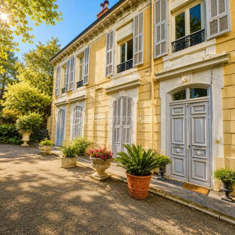 Au sein de la Villa Laetitia, découvrez ce duplex de caractère au 1er étage et dernier étage développant 95,84 m² Loi Carrez complétés par 36,93 m² hors Carrez. Un bien atypique offrant de beaux volumes, une belle luminosité et un véritable esprit maison.

Dès l'entrée, vous serez séduits par la vaste pièce de vie baignée de lumière. La belle hauteur sous plafond, les larges ouvertures, les fenêtres de toit et les vues sur la verdure créent une atmosphère chaleureuse et conviviale. Le séjour, agrémenté d'une cheminée à foyer fermé, s'ouvre sur une cuisine contemporaine avec îlot central, idéale pour partager de beaux moments en famille ou entre amis.

L'agencement a été pensé pour offrir confort et intimité à chacun. Le niveau principal accueille une agréable suite parentale avec sa salle d'eau privative. À l'étage, la mezzanine dessert deux chambres, un espace bureau ainsi qu'une grande salle de bains, créant un espace nuit parfaitement adapté à une vie de famille.

Le bien bénéficie également de deux places de stationnement privatives.

À quelques pas seulement de l'appartement, vous profiterez d'environ 400 m² de terrain privatif aménagé en restanques. Véritable écrin de verdure, cet espace offre de nombreuses possibilités d'aménagement : jardin méditerranéen, potager, espaces de détente ou de loisirs. Sous réserve des autorisations administratives nécessaires, l'installation d'une piscine pourra également être envisagée.

Côté confort, vous bénéficierez d'une climatisation réversible, d'une pompe à chaleur, d'une cheminée à foyer fermé ainsi que de nombreux espaces de rangement.

L'ensemble dégage une véritable personnalité et séduira les acquéreurs à la recherche d'un lieu de vie lumineux, chaleureux et plein de caractère, offrant le confort d'une maison tout en conservant les avantages d'un appartement.

Un bien rare aux volumes généreux, offrant un cadre de vie verdoyant à quelques minutes des commodités et des principaux axes de circulation.