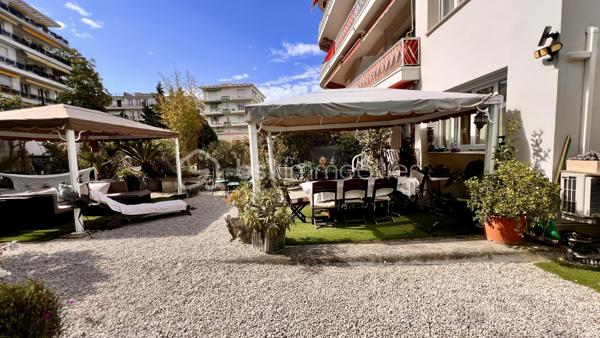 Au calme absolu, au sein d’une jolie copropriété bien entretenue et sécurisée du quartier résidentiel de Cimiez, découvrez cet appartement contemporain d’environ 55 m², actuellement configuré en 3 pièces, s’ouvrant sur un vaste jardin privatif de 160 m², soigneusement complanté d’essences méditerranéennes.

L’intérieur se compose d’un séjour lumineux avec cuisine ouverte, d’une très grande chambre, ainsi que d’un espace bureau pouvant facilement faire office de chambre d’appoint, le tout avec un accès direct au jardin. Une salle de douches à l’italienne moderne et des toilettes indépendantes complètent l’ensemble.

Le véritable atout de ce bien réside dans son exceptionnel espace extérieur, entièrement aménagé et pensé pour une utilisation optimale tout au long de l’année. Vous profiterez d’une spacieuse cuisine d’été sous auvent, idéale pour recevoir, d’un agréable espace dinatoire, ainsi que d’un coin salon confortable dédié à la détente et au farniente.

Pour un confort de vie optimal, l’appartement est équipé de la climatisation, de la fibre optique et d’un système d’arrosage automatique pour le jardin. En complément, la possibilité d’acquérir un garage avec sa cave vient renforcer l’aspect pratique de ce bien.

Rare sur le secteur, cet appartement offre un cadre de vie privilégié en plein cœur de la ville, à proximité immédiate des transports et des commerces. Il présente également un beau potentiel d’aménagement, tant intérieur qu’extérieur, permettant de l’adapter selon vos envies.

Un bien coup de cœur à découvrir sans tarder !