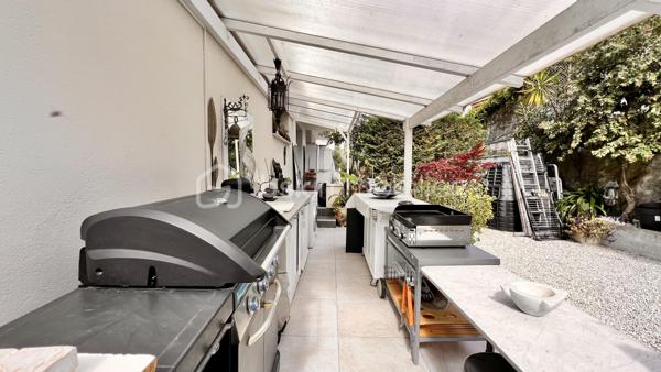 Au calme absolu, au sein d’une jolie copropriété bien entretenue et sécurisée du quartier résidentiel de Cimiez, découvrez cet appartement contemporain d’environ 55 m², actuellement configuré en 3 pièces, s’ouvrant sur un vaste jardin privatif de 160 m², soigneusement complanté d’essences méditerranéennes.

L’intérieur se compose d’un séjour lumineux avec cuisine ouverte, d’une très grande chambre, ainsi que d’un espace bureau pouvant facilement faire office de chambre d’appoint, le tout avec un accès direct au jardin. Une salle de douches à l’italienne moderne et des toilettes indépendantes complètent l’ensemble.

Le véritable atout de ce bien réside dans son exceptionnel espace extérieur, entièrement aménagé et pensé pour une utilisation optimale tout au long de l’année. Vous profiterez d’une spacieuse cuisine d’été sous auvent, idéale pour recevoir, d’un agréable espace dinatoire, ainsi que d’un coin salon confortable dédié à la détente et au farniente.

Pour un confort de vie optimal, l’appartement est équipé de la climatisation, de la fibre optique et d’un système d’arrosage automatique pour le jardin. En complément, la possibilité d’acquérir un garage avec sa cave vient renforcer l’aspect pratique de ce bien.

Rare sur le secteur, cet appartement offre un cadre de vie privilégié en plein cœur de la ville, à proximité immédiate des transports et des commerces. Il présente également un beau potentiel d’aménagement, tant intérieur qu’extérieur, permettant de l’adapter selon vos envies.

Un bien coup de cœur à découvrir sans tarder !