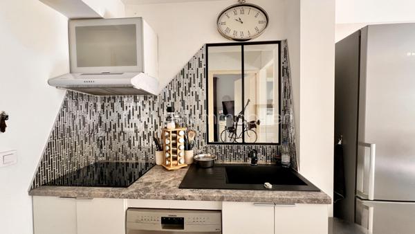 Au calme absolu, au sein d’une jolie copropriété bien entretenue et sécurisée du quartier résidentiel de Cimiez, découvrez cet appartement contemporain d’environ 55 m², actuellement configuré en 3 pièces, s’ouvrant sur un vaste jardin privatif de 160 m², soigneusement complanté d’essences méditerranéennes.

L’intérieur se compose d’un séjour lumineux avec cuisine ouverte, d’une très grande chambre, ainsi que d’un espace bureau pouvant facilement faire office de chambre d’appoint, le tout avec un accès direct au jardin. Une salle de douches à l’italienne moderne et des toilettes indépendantes complètent l’ensemble.

Le véritable atout de ce bien réside dans son exceptionnel espace extérieur, entièrement aménagé et pensé pour une utilisation optimale tout au long de l’année. Vous profiterez d’une spacieuse cuisine d’été sous auvent, idéale pour recevoir, d’un agréable espace dinatoire, ainsi que d’un coin salon confortable dédié à la détente et au farniente.

Pour un confort de vie optimal, l’appartement est équipé de la climatisation, de la fibre optique et d’un système d’arrosage automatique pour le jardin. En complément, la possibilité d’acquérir un garage avec sa cave vient renforcer l’aspect pratique de ce bien.

Rare sur le secteur, cet appartement offre un cadre de vie privilégié en plein cœur de la ville, à proximité immédiate des transports et des commerces. Il présente également un beau potentiel d’aménagement, tant intérieur qu’extérieur, permettant de l’adapter selon vos envies.

Un bien coup de cœur à découvrir sans tarder !