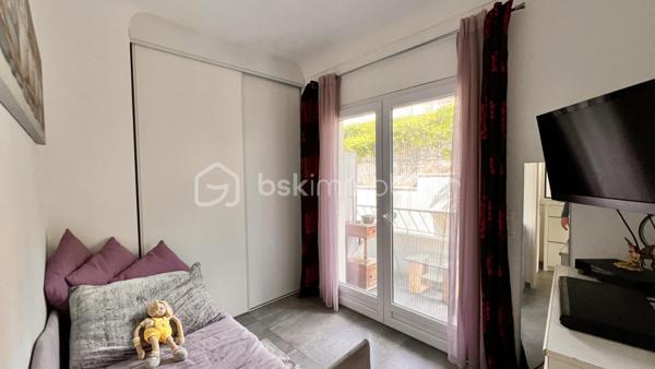 Au calme absolu, au sein d’une jolie copropriété bien entretenue et sécurisée du quartier résidentiel de Cimiez, découvrez cet appartement contemporain d’environ 55 m², actuellement configuré en 3 pièces, s’ouvrant sur un vaste jardin privatif de 160 m², soigneusement complanté d’essences méditerranéennes.

L’intérieur se compose d’un séjour lumineux avec cuisine ouverte, d’une très grande chambre, ainsi que d’un espace bureau pouvant facilement faire office de chambre d’appoint, le tout avec un accès direct au jardin. Une salle de douches à l’italienne moderne et des toilettes indépendantes complètent l’ensemble.

Le véritable atout de ce bien réside dans son exceptionnel espace extérieur, entièrement aménagé et pensé pour une utilisation optimale tout au long de l’année. Vous profiterez d’une spacieuse cuisine d’été sous auvent, idéale pour recevoir, d’un agréable espace dinatoire, ainsi que d’un coin salon confortable dédié à la détente et au farniente.

Pour un confort de vie optimal, l’appartement est équipé de la climatisation, de la fibre optique et d’un système d’arrosage automatique pour le jardin. En complément, la possibilité d’acquérir un garage avec sa cave vient renforcer l’aspect pratique de ce bien.

Rare sur le secteur, cet appartement offre un cadre de vie privilégié en plein cœur de la ville, à proximité immédiate des transports et des commerces. Il présente également un beau potentiel d’aménagement, tant intérieur qu’extérieur, permettant de l’adapter selon vos envies.

Un bien coup de cœur à découvrir sans tarder !
